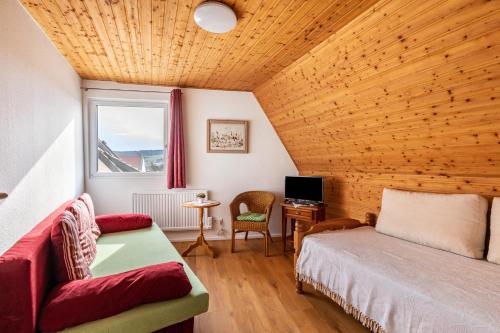 a bedroom with a bed and a desk and a window at Apartmenthaus Ferienwohnungen Sila in Weinstadt