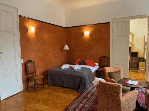 Schlafzimmer mit einem Bett, einem Tisch und Stühlen in der Unterkunft Stylish, Cosy & Central "Self-Check-In" Apartment in Wien