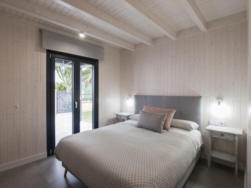 1 dormitorio con 1 cama y puerta que da a un patio en Casas Guemon, en Zahora