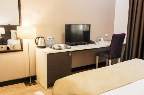 Ein Bett oder Betten in einem Zimmer der Unterkunft My Hotel Yerevan