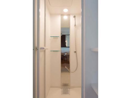 um chuveiro com uma porta de vidro na casa de banho em hanare 6tsuki - Vacation STAY 10034v 