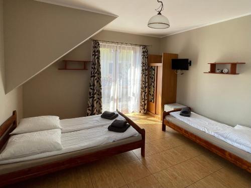 una camera con due letti e una finestra di Diuna a Dębki