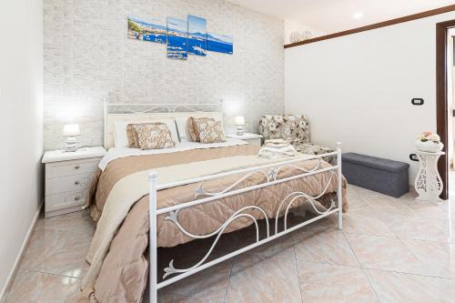 ポンペイにあるB&B VESUVIAN STONEの白いベッドルーム(ベッド1台、椅子付)