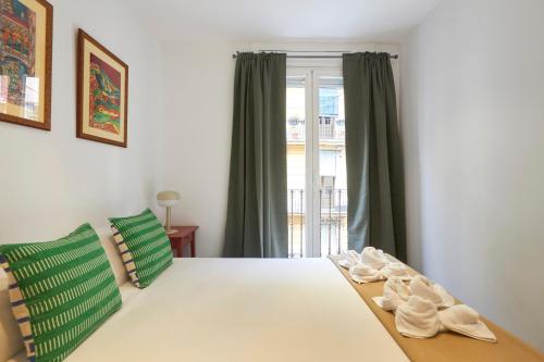 64 Apartment in a typical Barcelona's old building