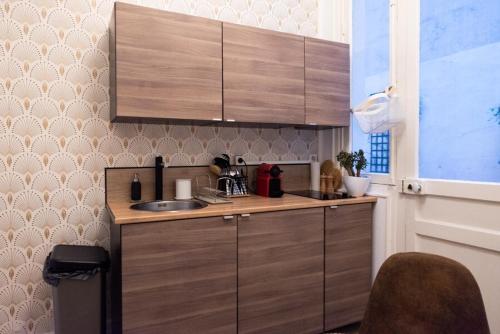 une cuisine avec un évier et un plan de travail dans l'établissement Apartment Arc de Triomphe Champs Elysées, à Paris