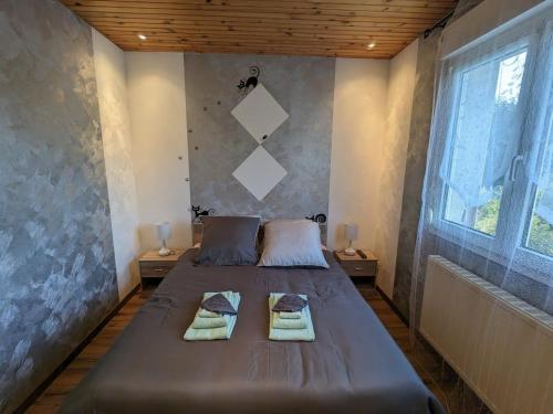 Guestroom Renauvoid, 2 pièces, 4 personnes - FR-1-589-612 tesisinde bir odada yatak veya yataklar