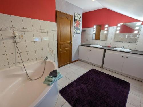 Ένα μπάνιο στο Séjour paisible à la campagne près d'Épinal - Chambre familiale idéale pour amoureux de la nature - FR-1-589-612