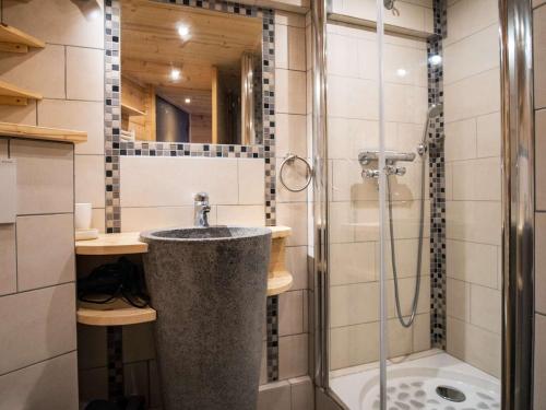 une salle de bain avec douche et lavabo dans l'établissement Appartement cosy rénové à Val Thorens - 4 personnes, balcon, proche pistes et commerces - FR-1-637-79, à Val Thorens