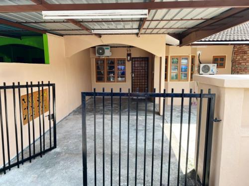 a gate in front of a building at Indah Homestay, Pasir Gudang Johor in Pasir Gudang