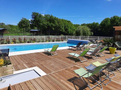 une terrasse avec des chaises et une piscine dans l'établissement Ferme des Poulardieres, à Crouy-sur-Cosson