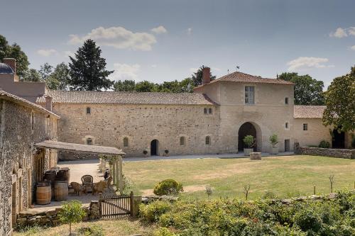 ein großes Steingebäude mit einem Hof mit Innenhof in der Unterkunft CHATEAU DE LA CITARDIERE in Mervent