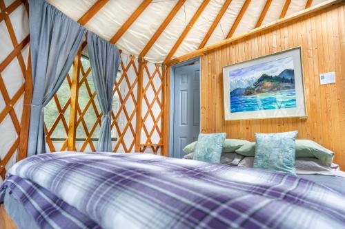 เตียงในห้องที่ Orca Island Cabins