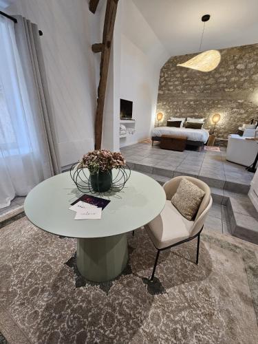 a white table and chairs in a room at La Suite Arbane SPA & sauna - Avarum in Ay