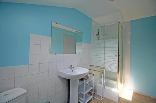 La salle de bains est pourvue d'un lavabo, d'une douche et de toilettes. dans l'établissement Familial 'le chiron', à Thiat