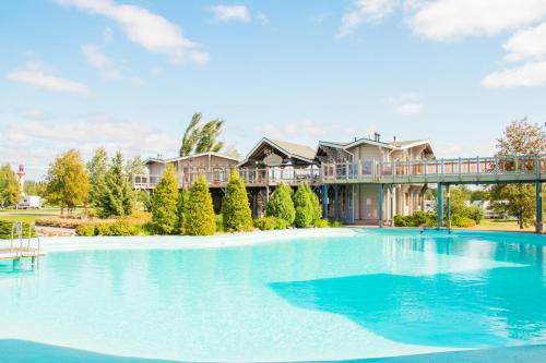 uma grande piscina em frente a uma casa em Power Park Accommodation em Härmä