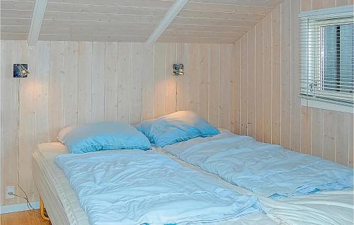 HejlsにあるStunning Home In Sjlund With House Sea Viewの青いシーツと枕が備わる客室のベッド1台分です。