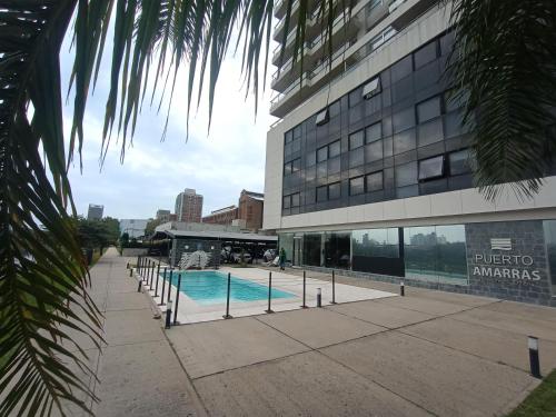 ein Schwimmbad vor einem Gebäude in der Unterkunft Departamento puerto Santa Fe in Santa Fe