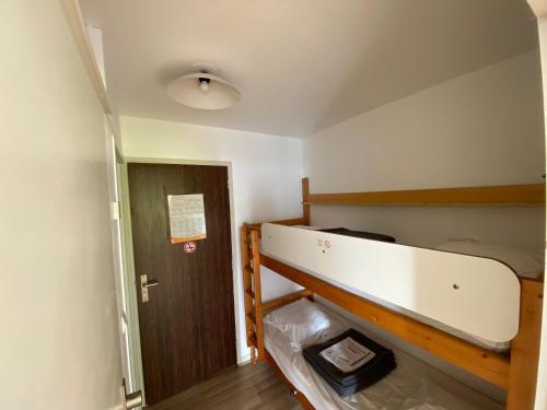 Camera piccola con letto a castello e porta di Sol-y-Days Cigales de mer, studios bien équipés et climatisés, en centre-ville à 150m de la plage a Le Grau-du-Roi