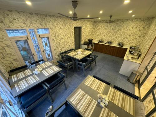 - une vue de tête sur un restaurant avec des tables et des chaises dans l'établissement De Elaaf The Luxury Stay, à Srinagar