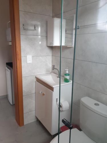 蓬塔格羅薩的住宿－Suítes Flor do Maracujá 01，浴室配有卫生间、盥洗盆和淋浴。