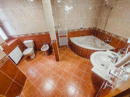 Koupelna v ubytování YURA hotel Čeladná BAZÉN A SAUNY ZDARMA