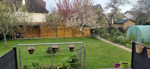un jardin avec une clôture et une cour dans l'établissement CHOUETTE MAISON, à La Verrière