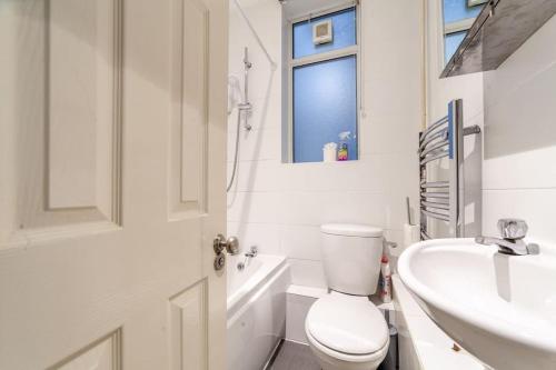 Kylpyhuone majoituspaikassa Charming & Cosy, quick access to Central London