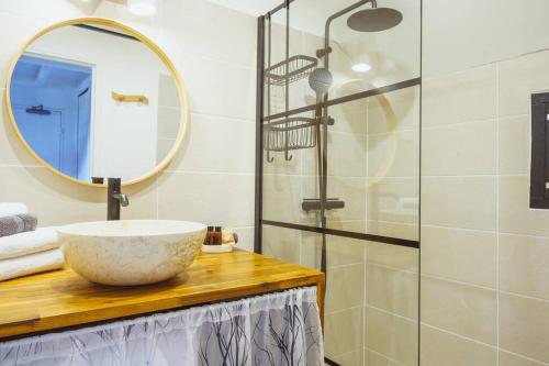 een badkamer met een wastafel en een douche bij Le Goyave – Bel appartement cosy en résidence in Le Gosier