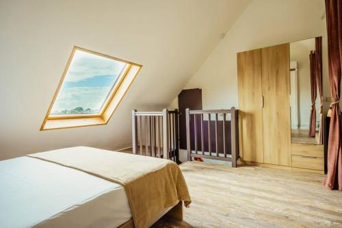 een slaapkamer met een bed en een raam erin bij Le Goyave – Bel appartement cosy en résidence in Le Gosier