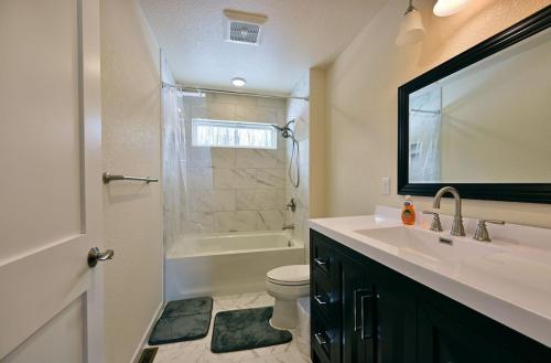 Φωτογραφία από το άλμπουμ του Tri Lake House Duplex House Side A and B home σε Hayward