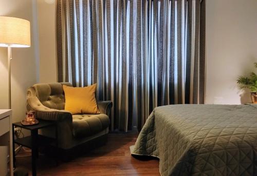 Ένα ή περισσότερα κρεβάτια σε δωμάτιο στο Førde sentrum - Lindbøen Gjesterom