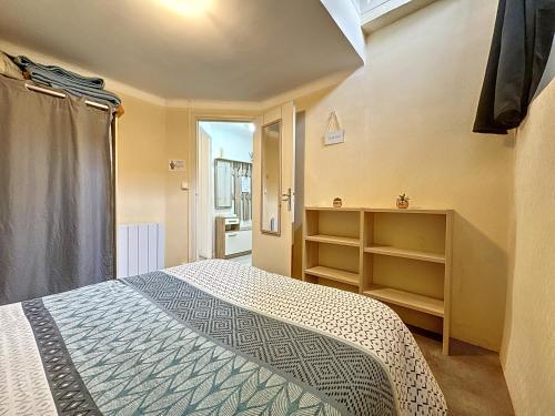 une petite chambre avec un lit et une fenêtre dans l'établissement T2 lumineux hypercentre, à Millau