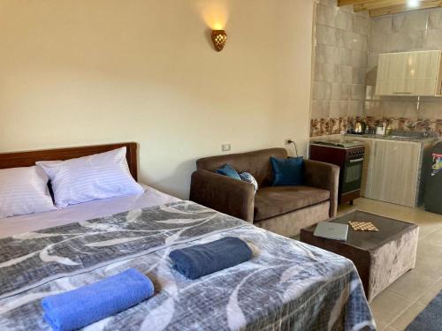ein Schlafzimmer mit Bett und ein Wohnzimmer in der Unterkunft Dahab Smart Suite AC, Air fryer, & Bike in Dahab