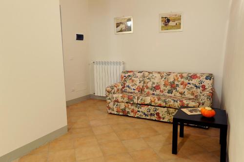 a living room with a couch and a table at Il Dormiglione in Foiano della Chiana