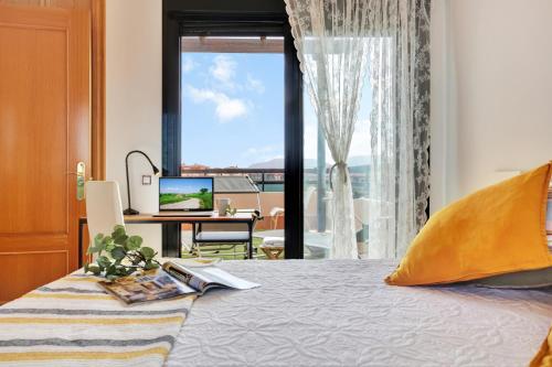 1 dormitorio con 1 cama, escritorio y ventana en Villa La Torre del Mar, tu rincón en el Atlántico Lajares- Origomare 300 Mbps - Remote work, en Lajares