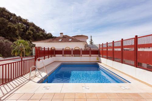 Piscina, patio privado y aparcamiento