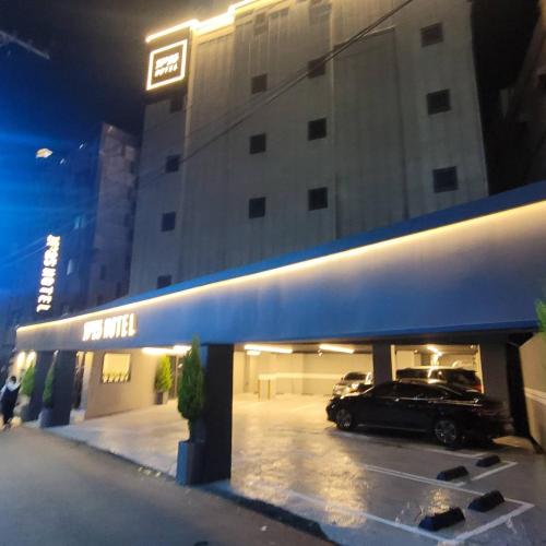 a car parked in a parking lot in front of a hotel at No 25 Hotel Dongam Branch in Incheon