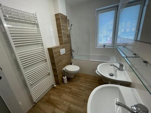 uma casa de banho com um lavatório, um WC e um chuveiro em Trojizbový byt vzdialený 800 m od X bionic Shere s dvoma kúpeľňami em Šamorín