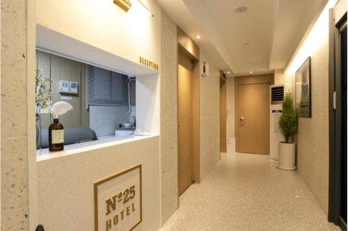 - un couloir d'un hôtel avec une bouteille de vin dans l'établissement No 25 Hotel Dongam Branch, à Incheon