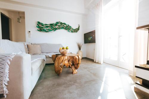 een woonkamer met een tafel in het midden van een bank bij Luxury Apartments La Villa in Chorto