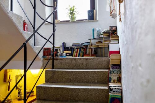 a staircase with a stack of books in a room at Buchhaus Vier - Dachgeschoss in Kirchenlamitz
