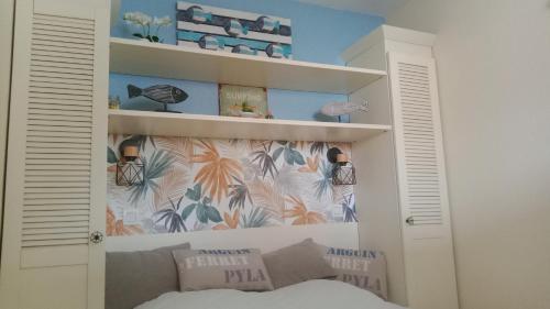 1 dormitorio con estante de libros y cama en BLEU MARINE Vue sur l'Océan, en Lacanau-Océan