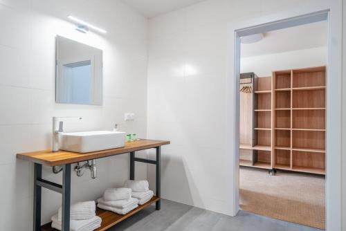 a bathroom with a sink and a mirror at Przystań Jeziorany - willa nad jeziorem - Warmia i Mazury in Jeziorany