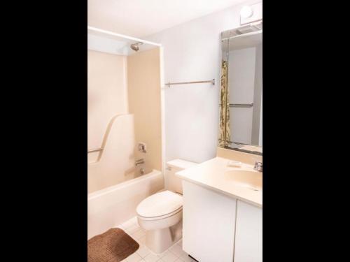 biała łazienka z toaletą i umywalką w obiekcie Carol Bay 503 w mieście Myrtle Beach