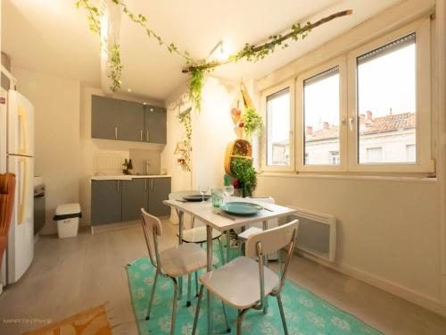 une cuisine avec une table et des chaises dans une pièce dans l'établissement Cocon Saint Côme - Coeur de ville, à Montpellier