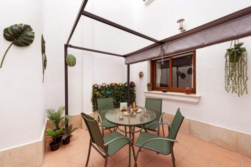 Piscina, patio privado y aparcamiento