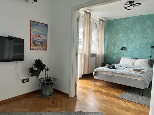 una camera con un letto con una parete verde di Gajba Apartment a Belgrado