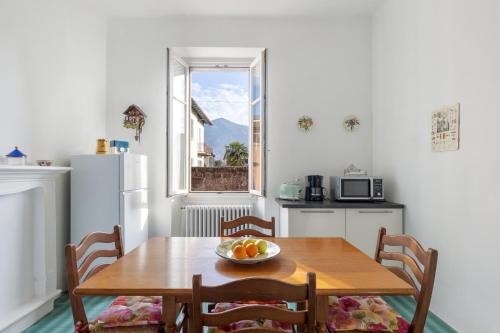 eine Küche mit einem Tisch und einer Obstschale darauf in der Unterkunft La Rossa Camelia in Cannobio