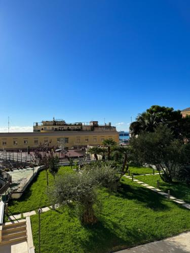 un parque con un edificio al fondo en Alocasia luxury stay, en Salerno