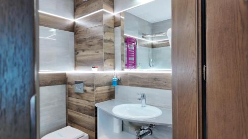 łazienka z umywalką i toaletą w obiekcie Hotel Oskar Business & Spa w mieście Puławy